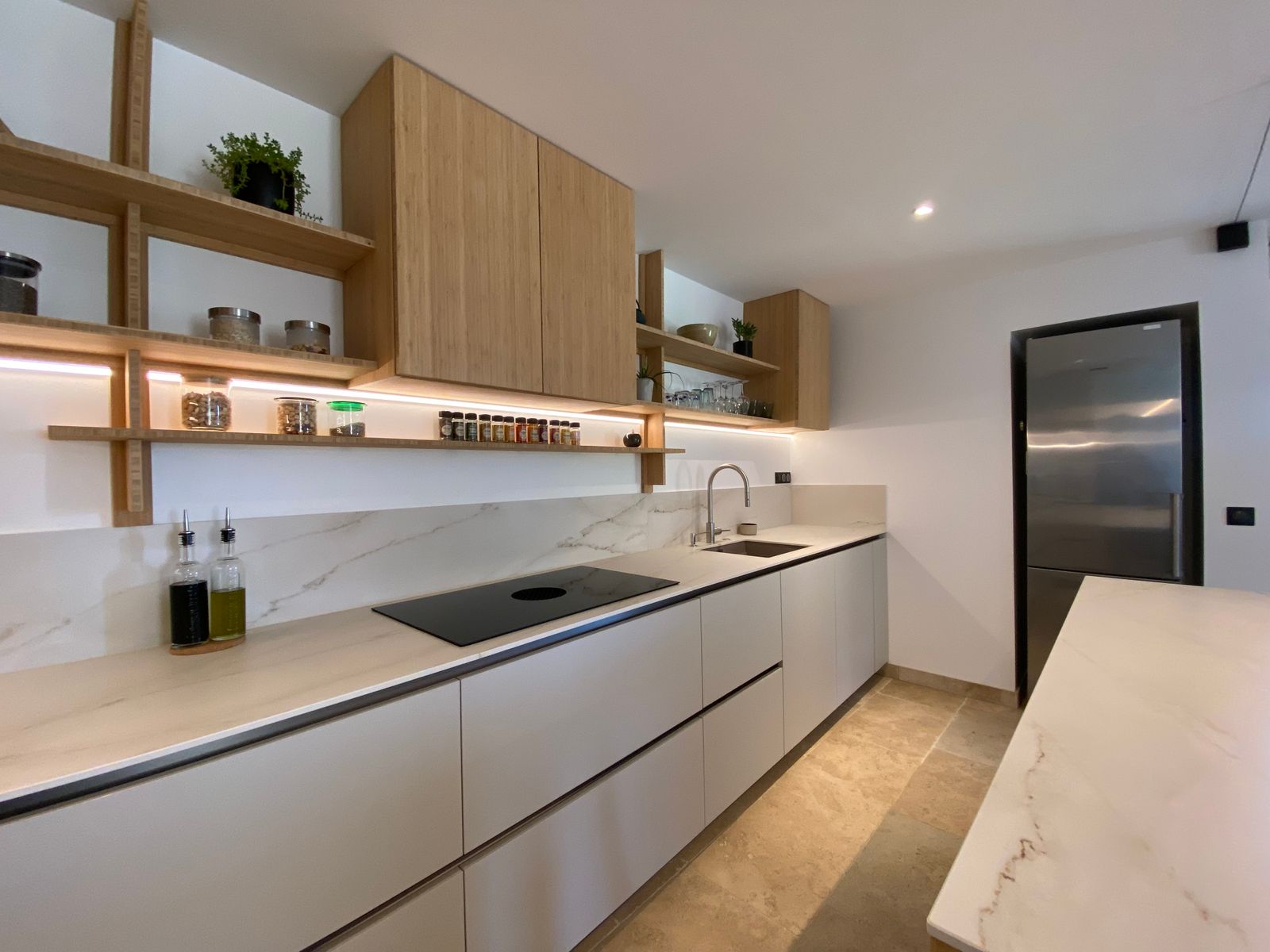Cocina reformada con muebles claros y madera
